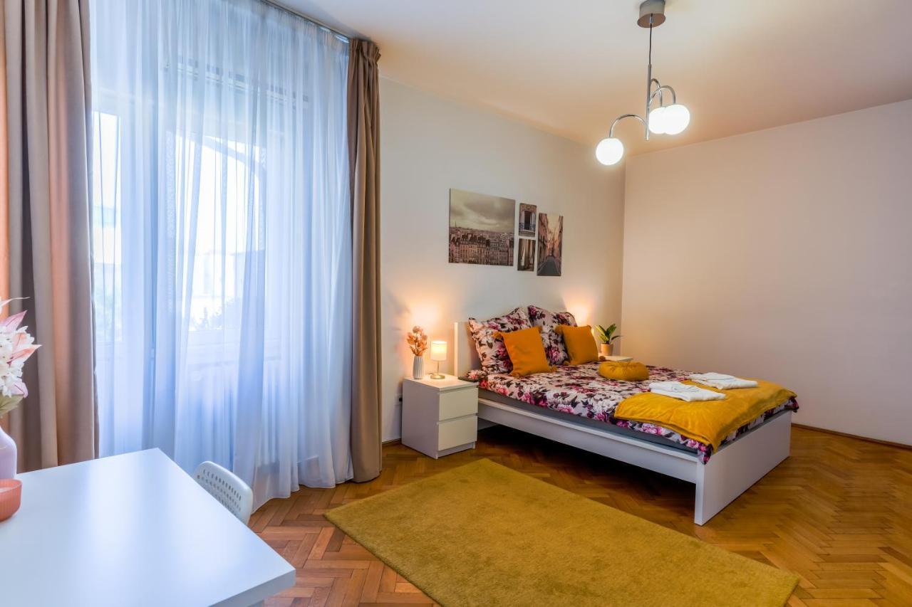 Ultracentral Golden Gatehouse 3 Bdrm Bukarest Kültér fotó