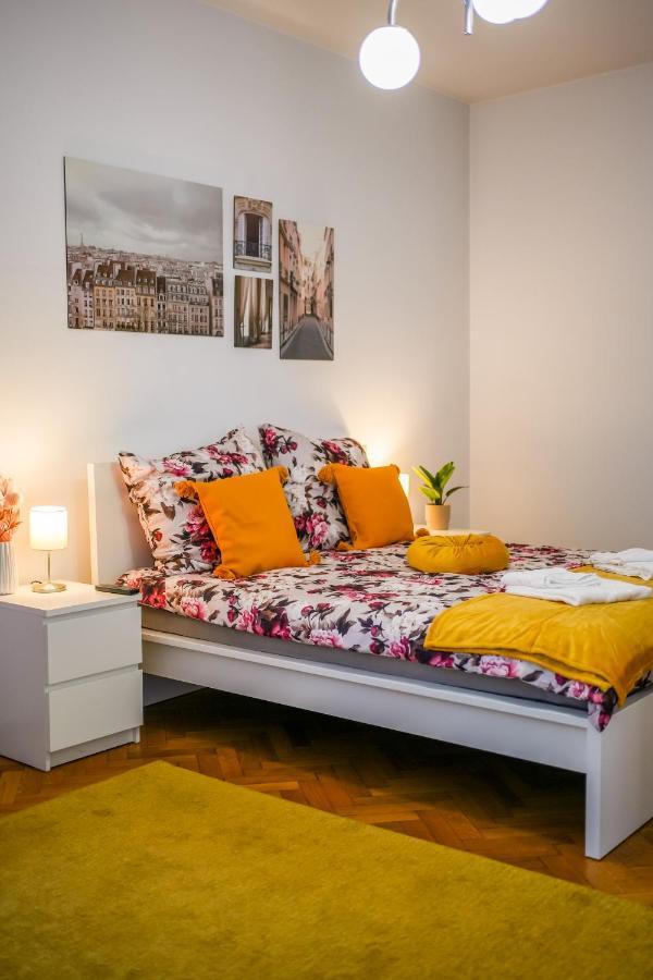 Ultracentral Golden Gatehouse 3 Bdrm Bukarest Kültér fotó